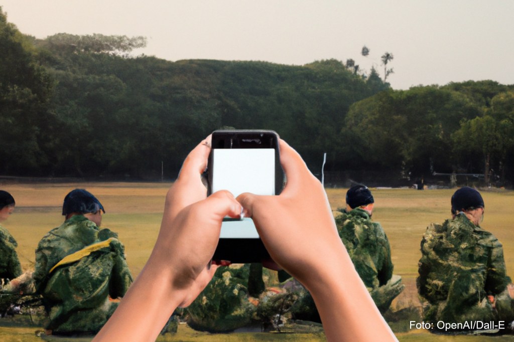 Ein Soldat schreibt auf seinem Handy und nutzt Twitter. Symbolbild für ein Interview mit Oberst Michael Bauer.