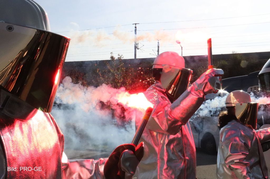 Metaller mit Bengalos beim Streik. In der Herbstlohnrunde 2022 eskalieren viele KV-Verhandlungen.