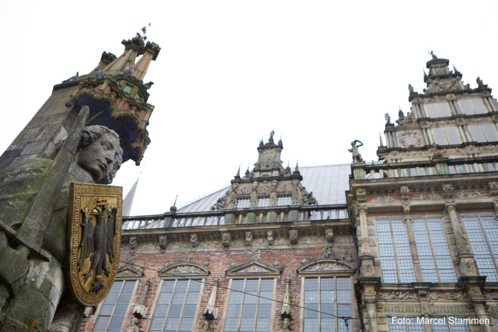 Bremer Roland vor dem Bremer Rathaus in einer Reportage über die Bremer Arbeitnehmerkammer.