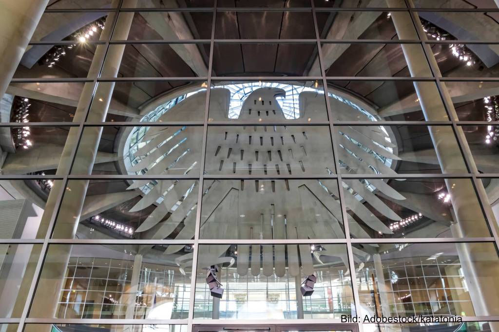Große Statue des Bundesadlers, Wappen Deutschlands im Plenarsaal des Deutschen Bundestages.