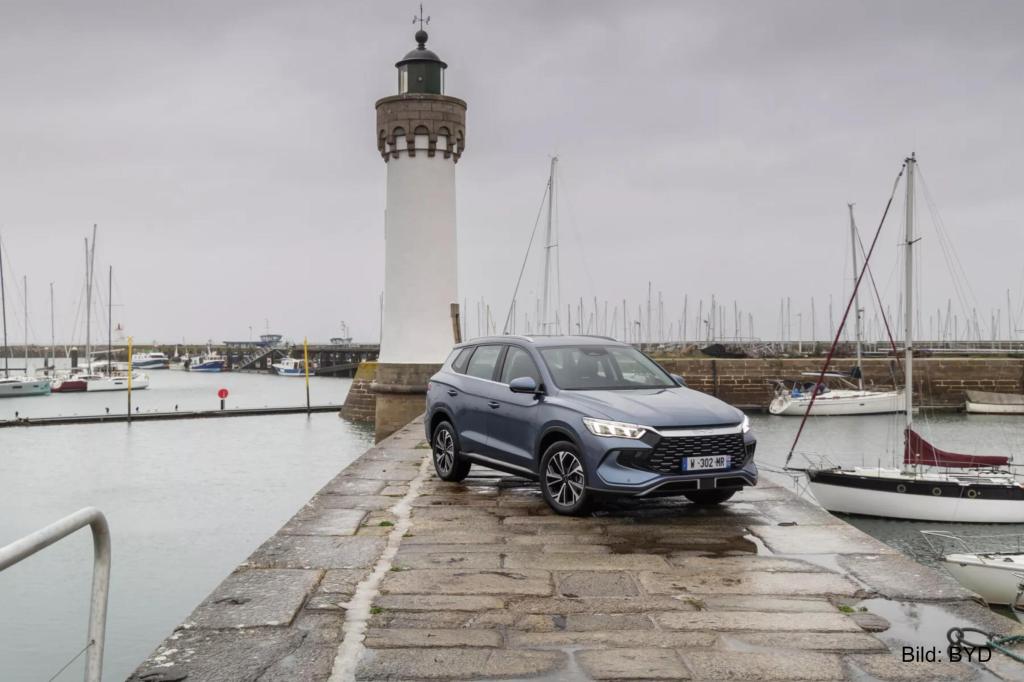 Chinas E-Auto-Offensive 2026: Wie BYD, MG & Co. mit Kampfpreisen, Software-Sperren und Robotaxis den deutschen Markt und die Zulieferer unter Druck setzen.