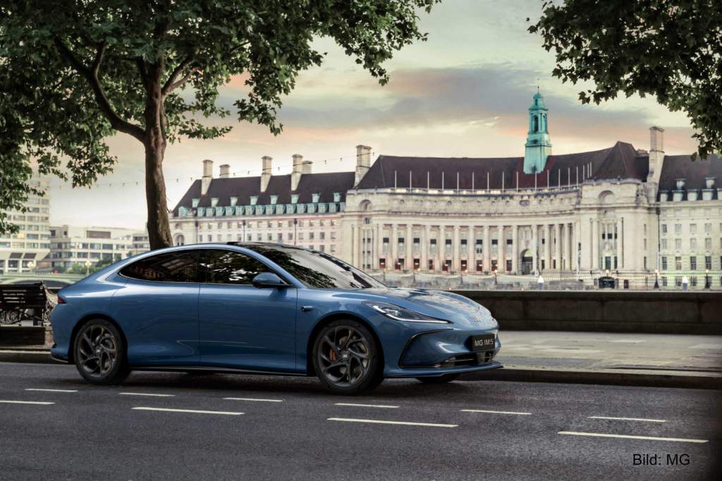 Chinas E-Auto-Offensive 2026: Wie BYD, MG & Co. mit Kampfpreisen, Software-Sperren und Robotaxis den deutschen Markt und die Zulieferer unter Druck setzen.