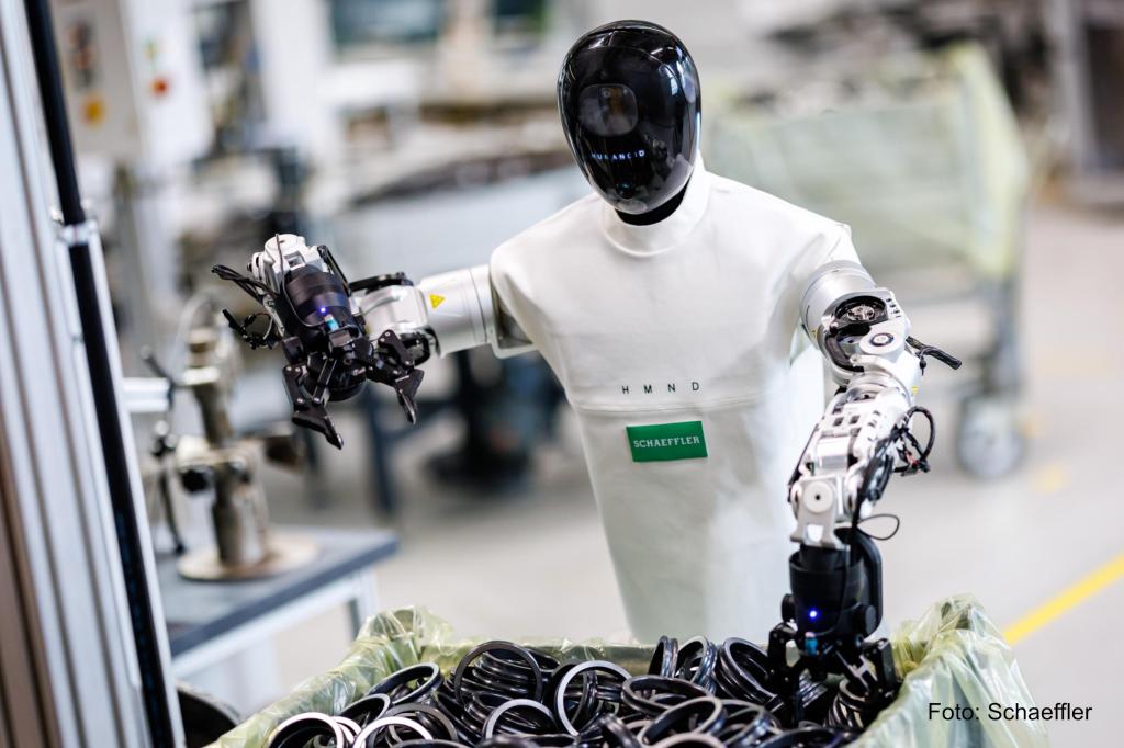 Ein humanoider Roboter von Schaeffler sortiert Teile in einer Fabrik.
