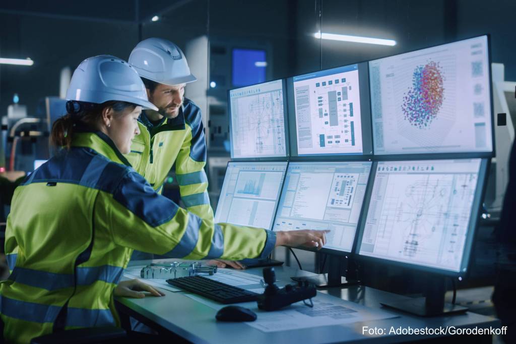 Angestellte arbeiten an der Umsetzung der Digitalisierung für die Industrie 4.0 im DACH-Raum.